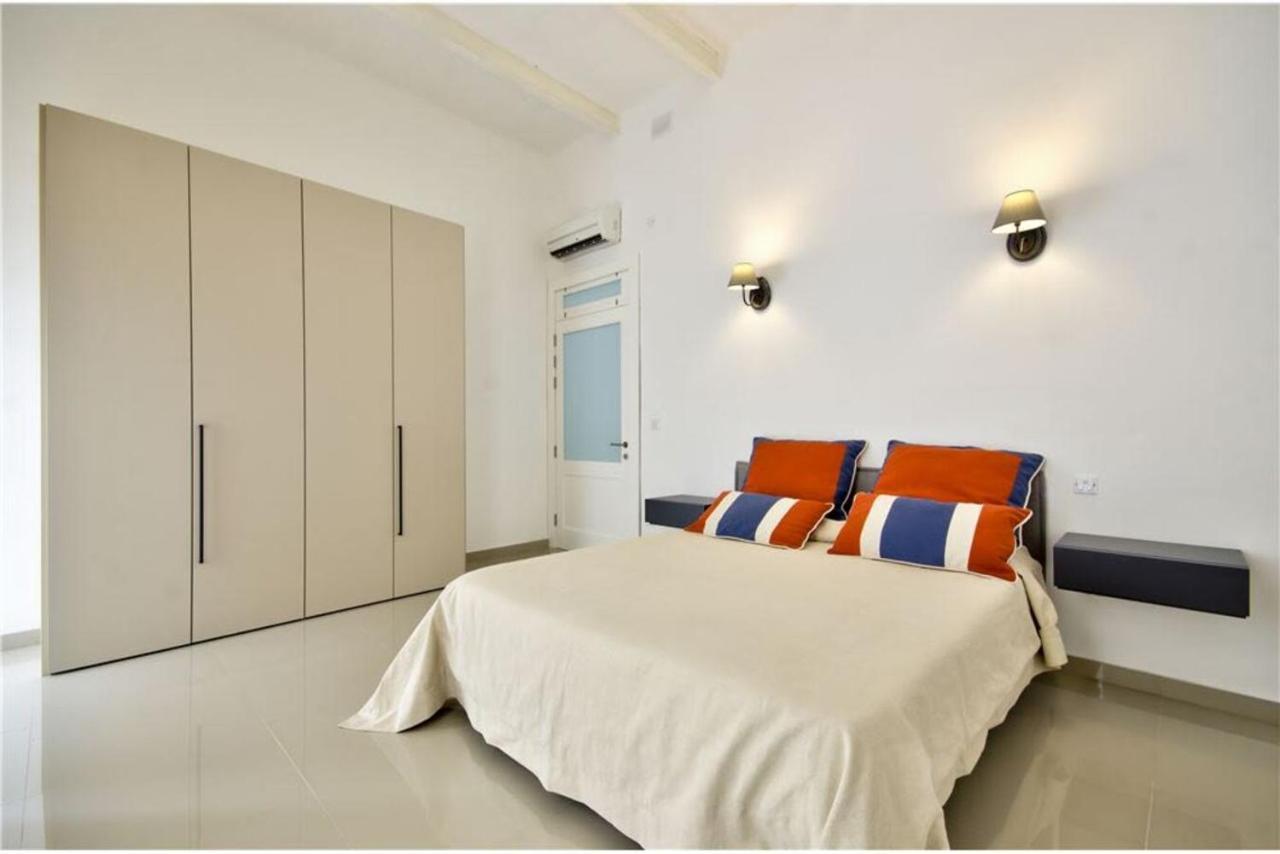 Holiday home Four Bedroom Typical Maltese Townhouse - One Minute Away From The Seafront *