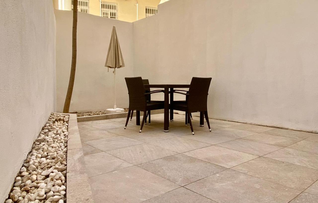 Four Bedroom Typical Maltese Townhouse - One Minute Away From The Seafront * Sliema